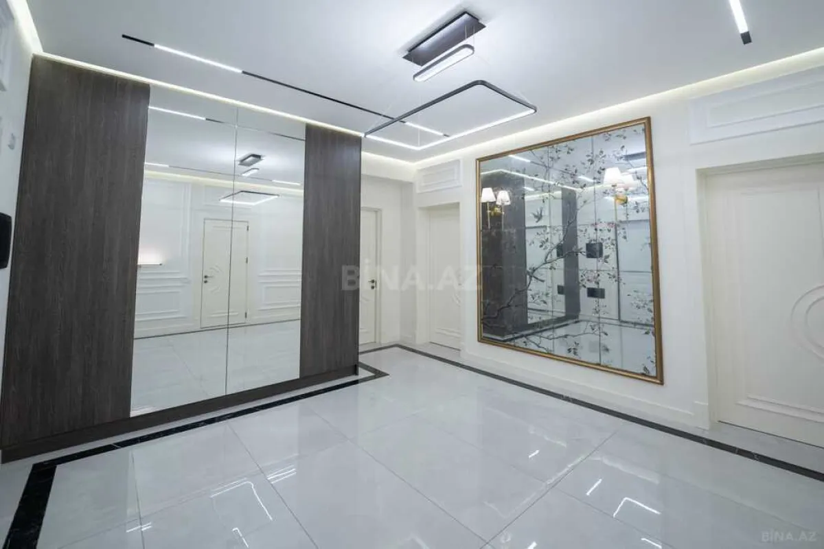 Satılır 3 otaqlı mənzil 121 m²