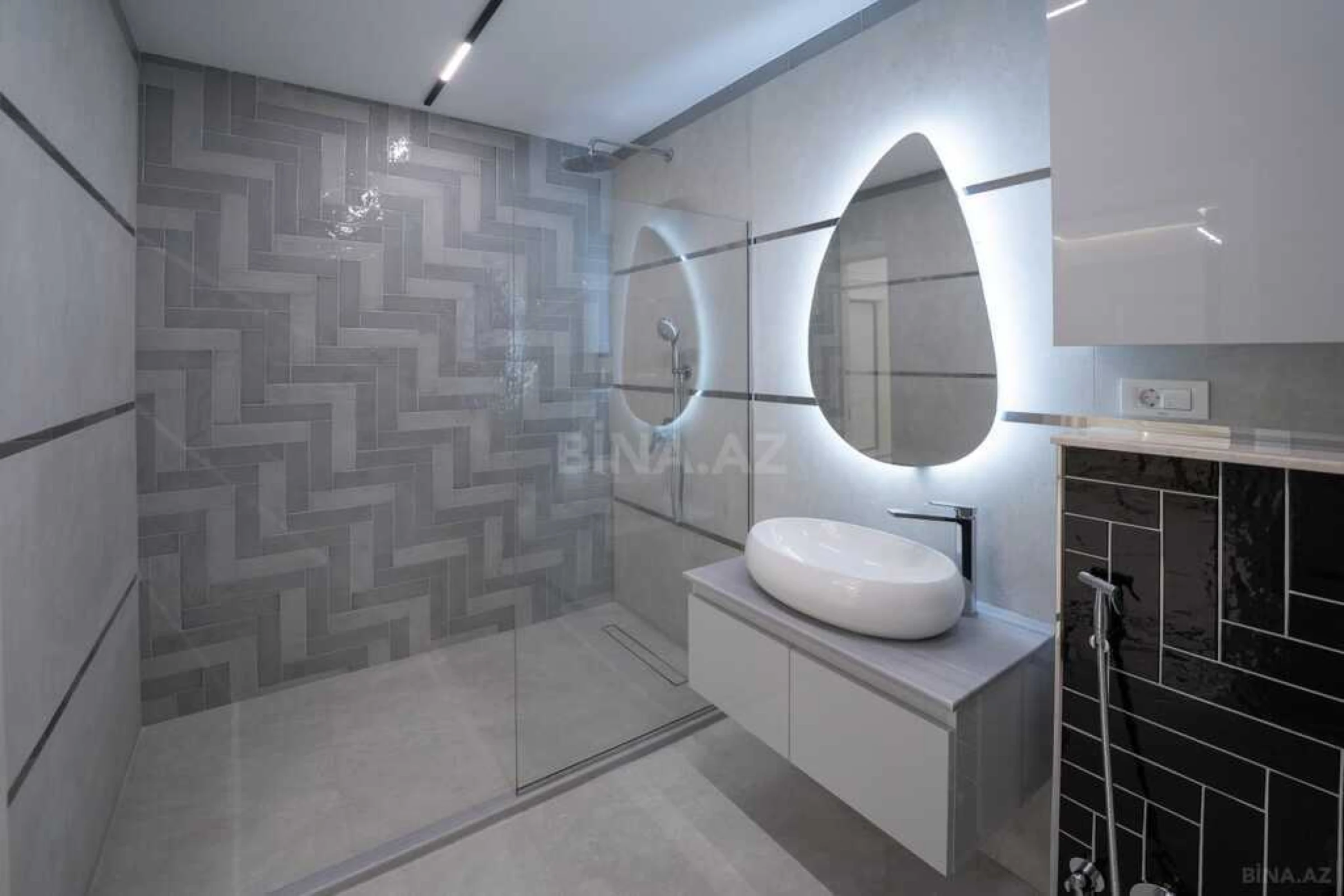 Satılır 3 otaqlı mənzil 121 m²