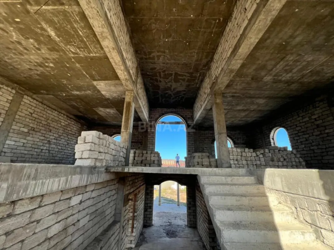 Satılır 7 otaqlı həyət evi 395 m²