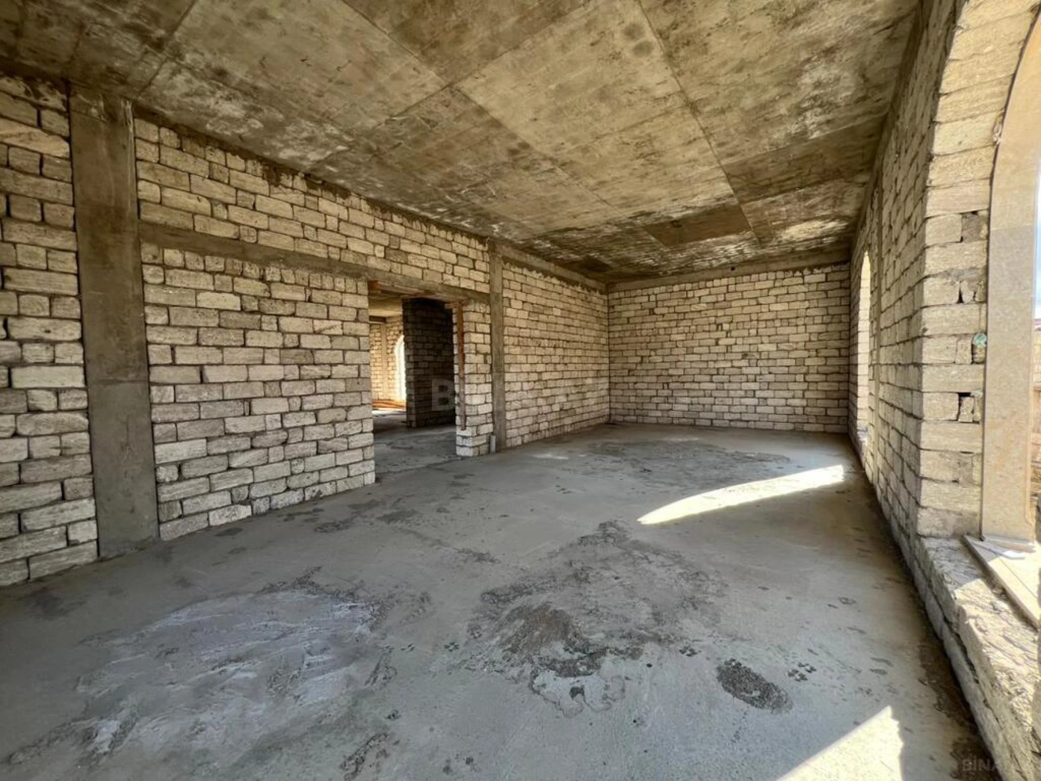 Satılır 7 otaqlı həyət evi 395 m²
