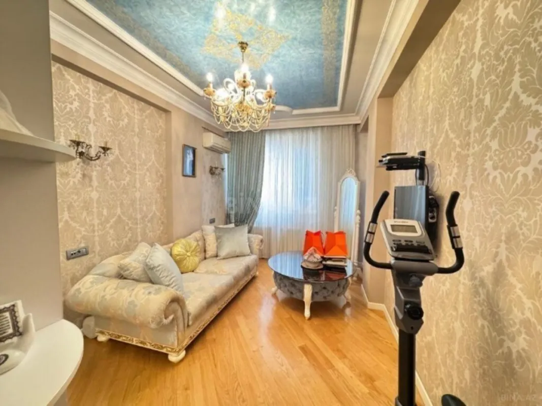 Satılır 3 otaqlı mənzil 134 m²