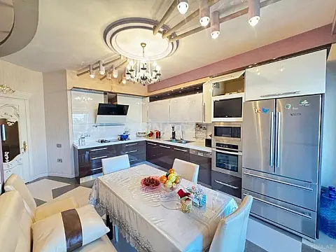 Satılır 3 otaqlı mənzil 134 m²