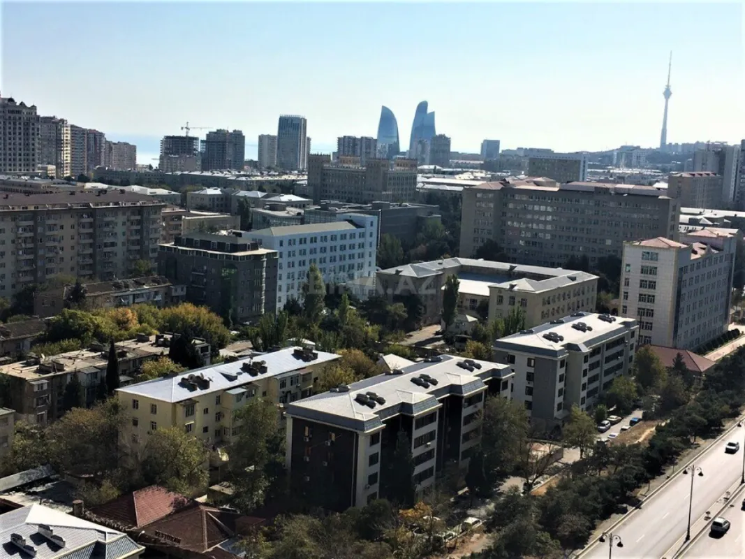 Satılır 5 otaqlı mənzil 220 m²