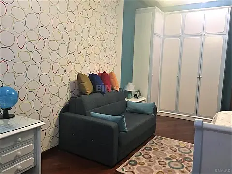 Satılır 5 otaqlı mənzil 220 m²