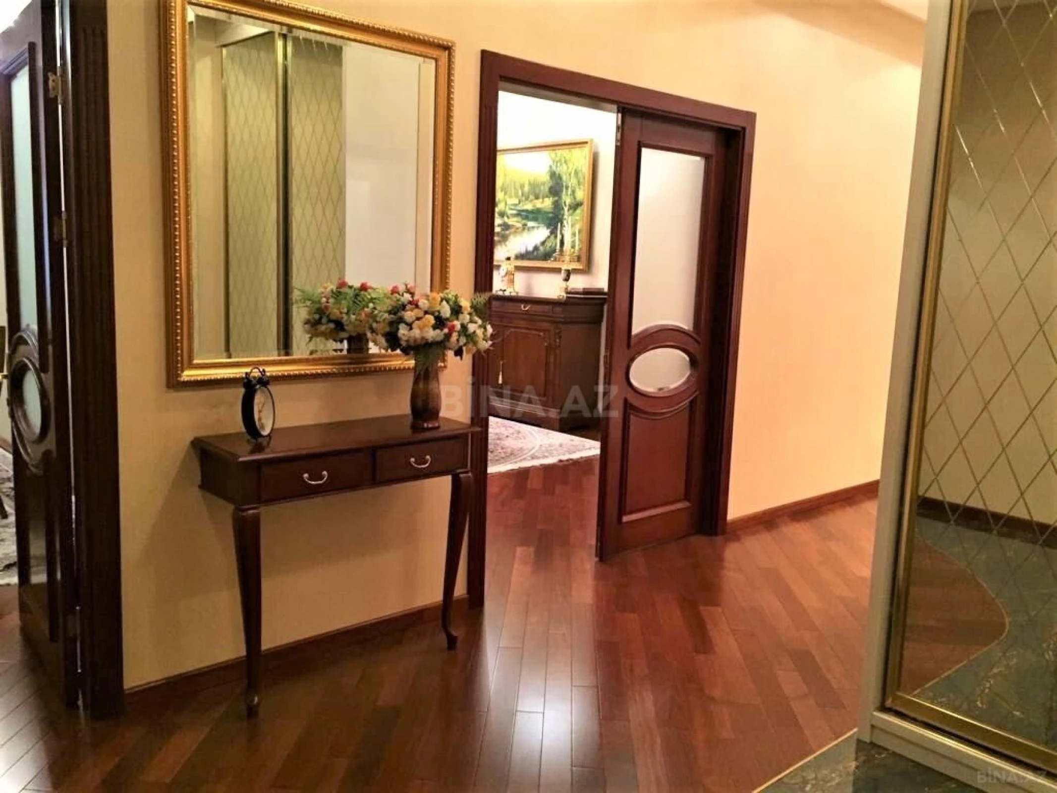 Satılır 5 otaqlı mənzil 220 m²