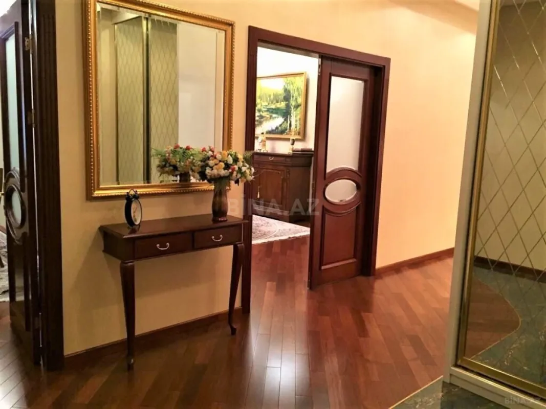 Satılır 5 otaqlı mənzil 220 m²