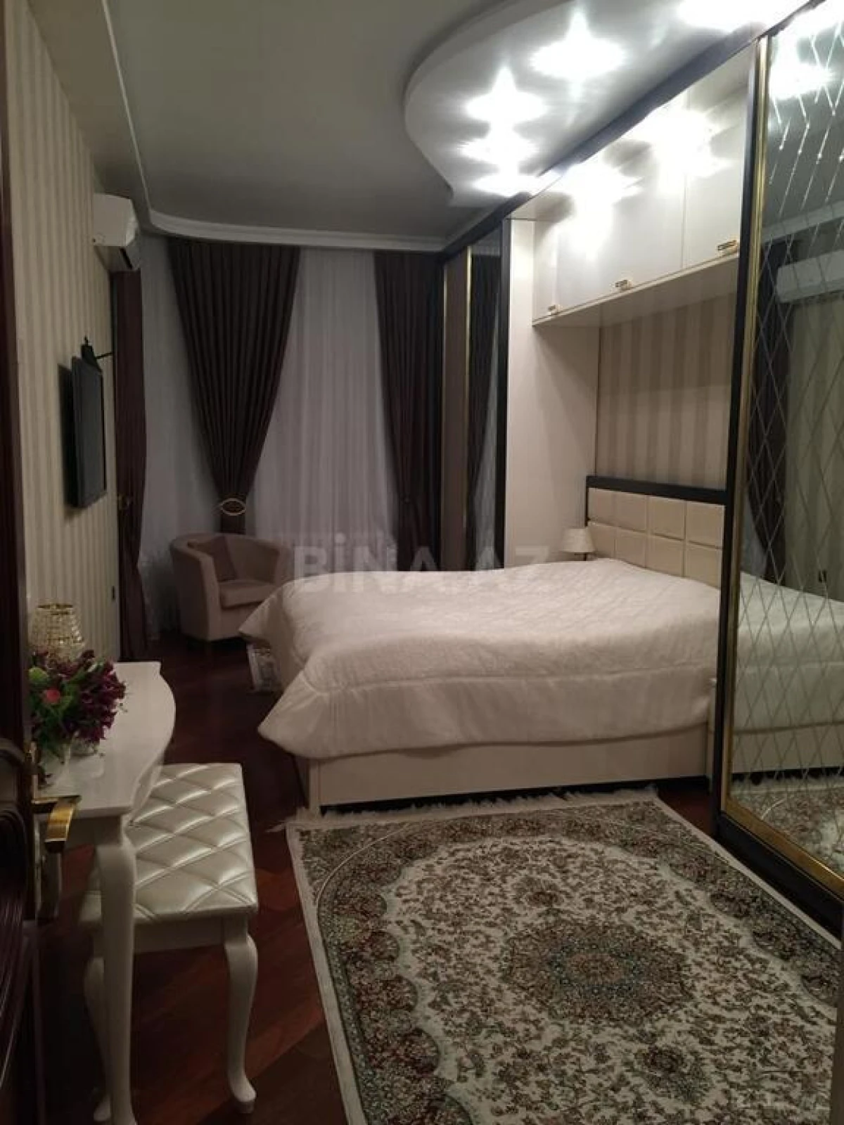 Satılır 5 otaqlı mənzil 220 m²
