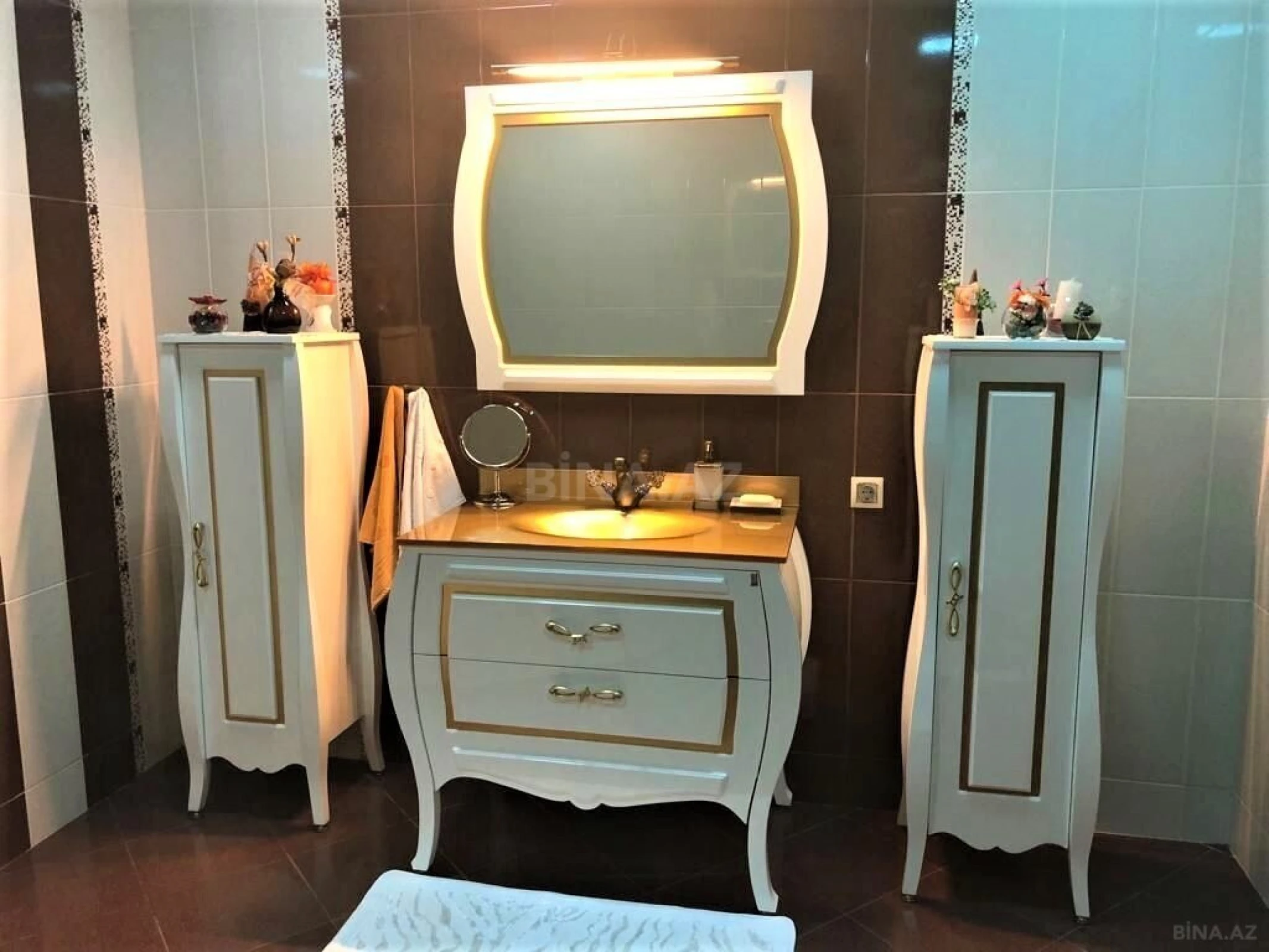 Satılır 5 otaqlı mənzil 220 m²