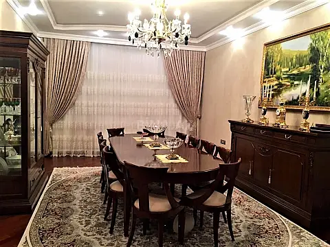 Satılır 5 otaqlı mənzil 220 m²