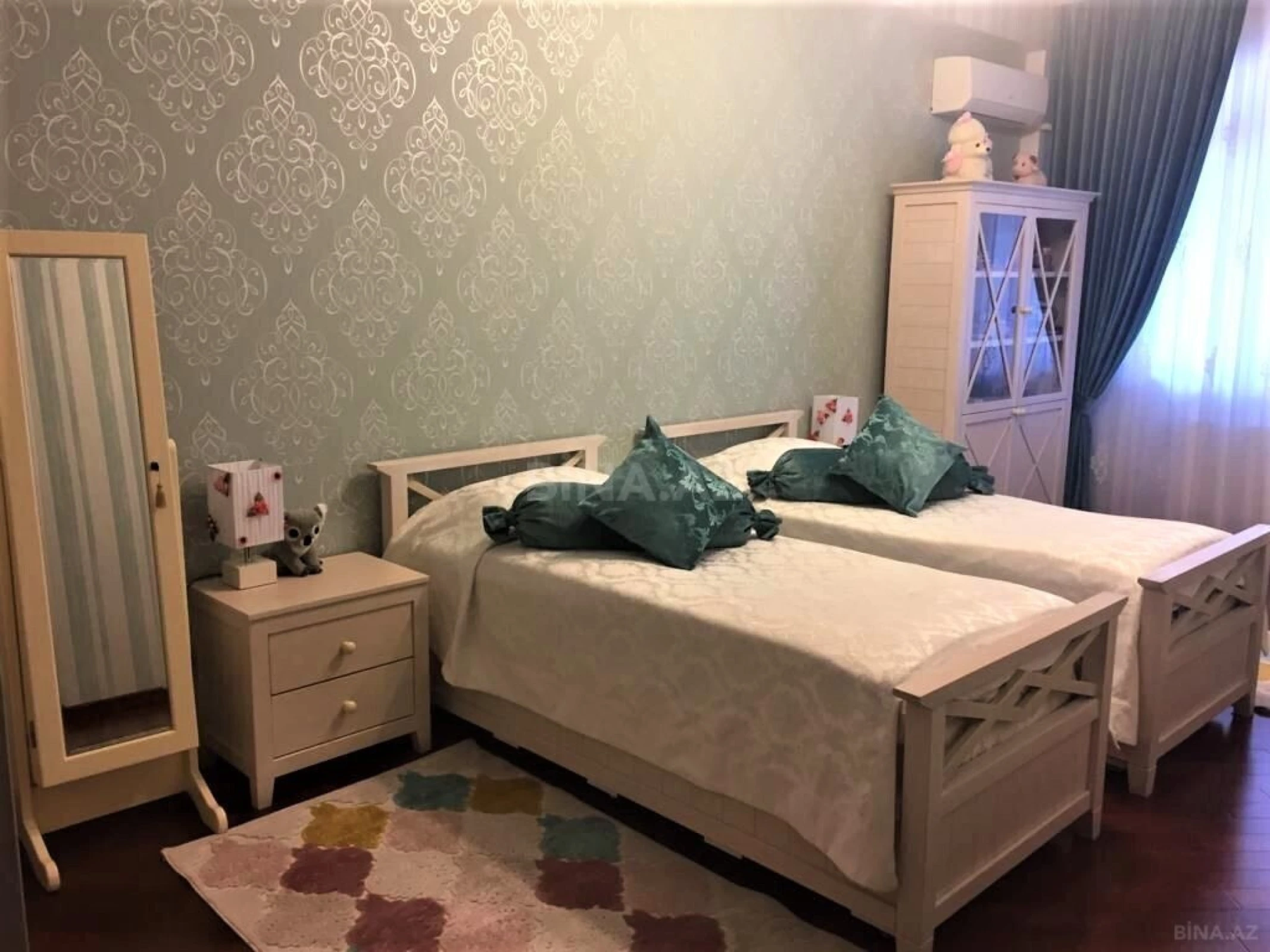 Satılır 5 otaqlı mənzil 220 m²