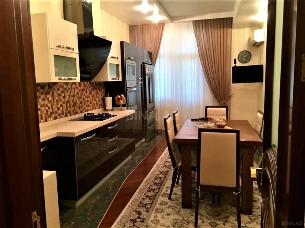 Satılır 5 otaqlı mənzil 220 m²