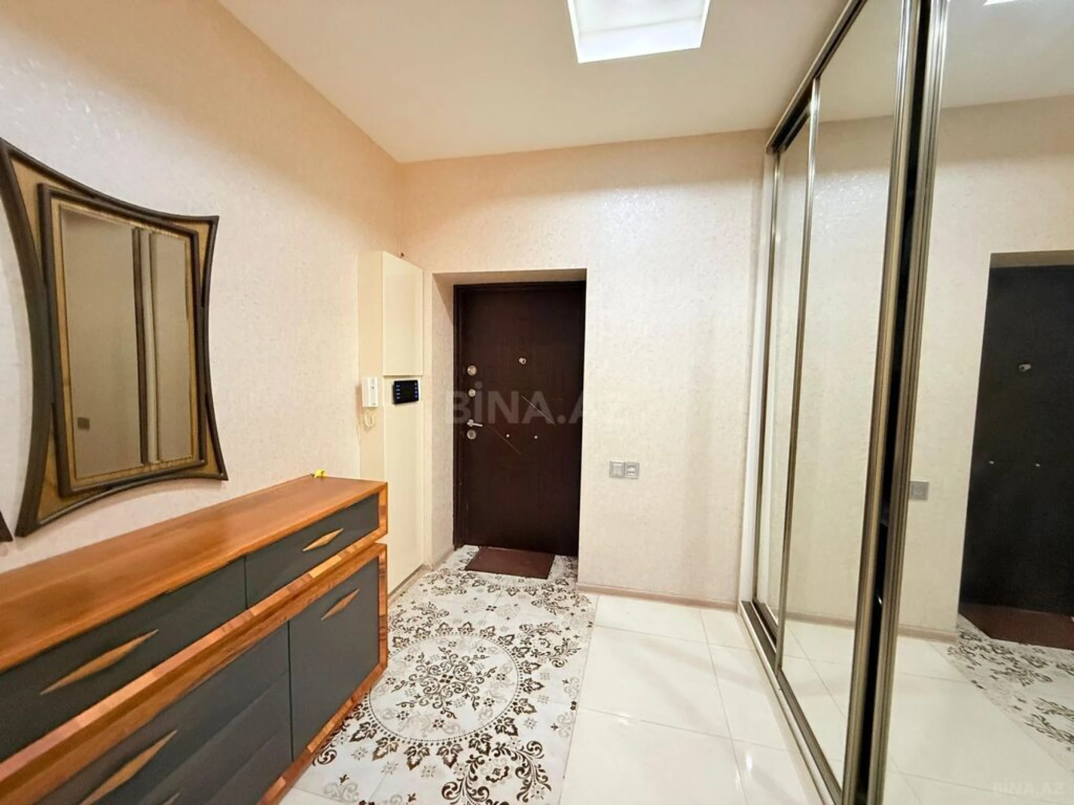 Satılır 3 otaqlı mənzil 157 m²