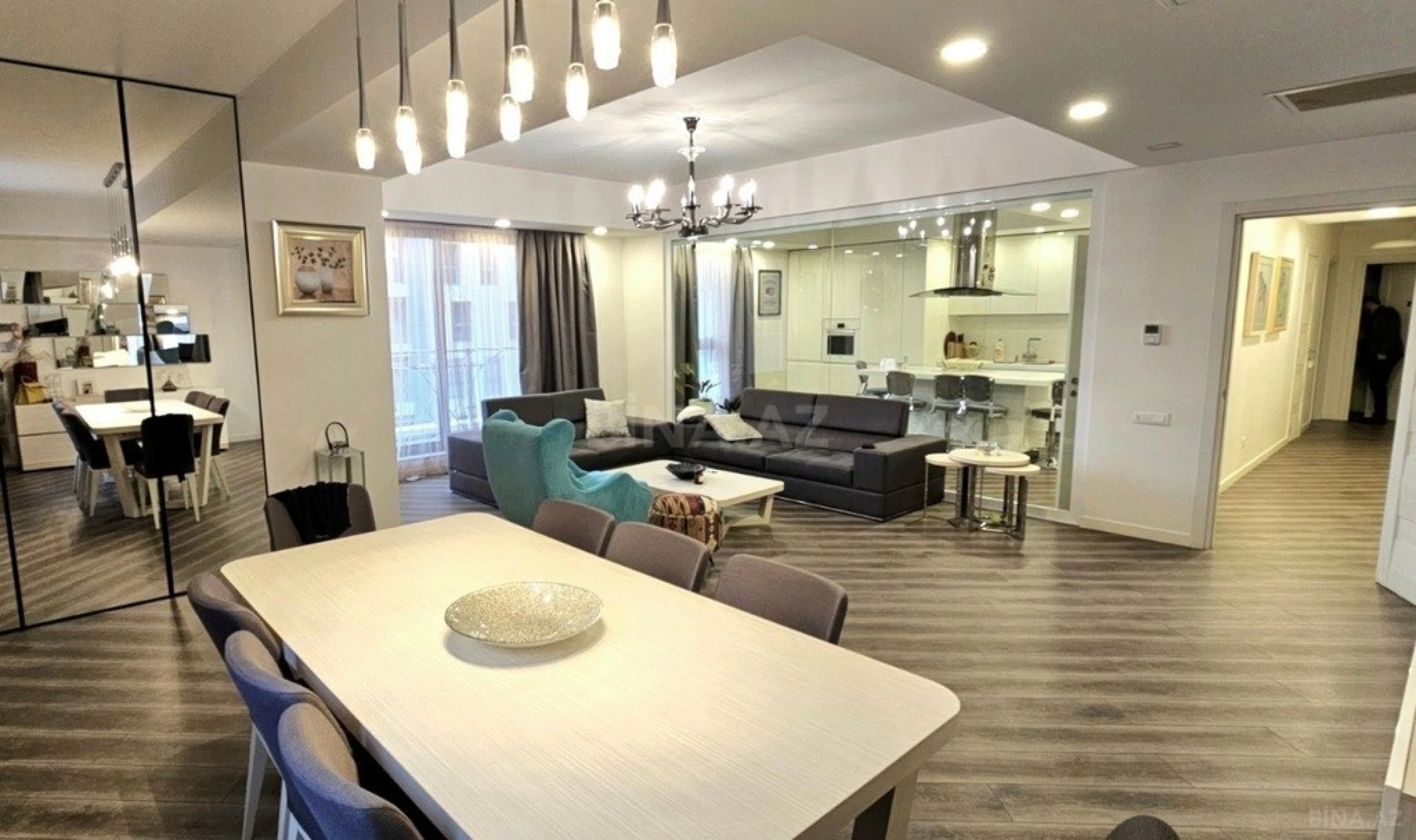 Satılır 4 otaqlı mənzil 193 m²