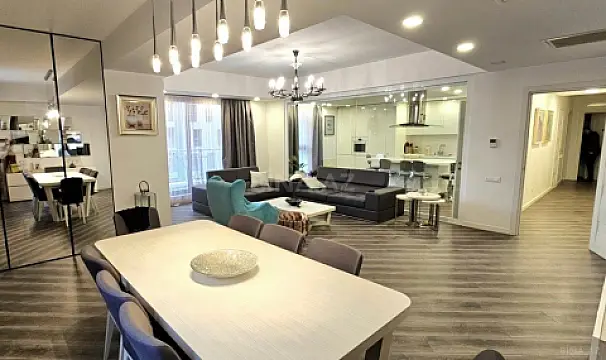 Satılır 4 otaqlı mənzil 193 m²