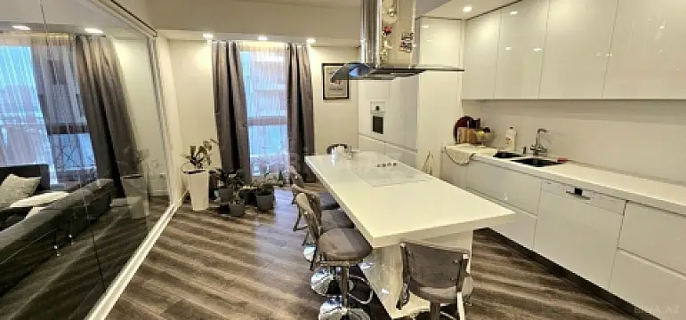 Satılır 4 otaqlı mənzil 193 m²