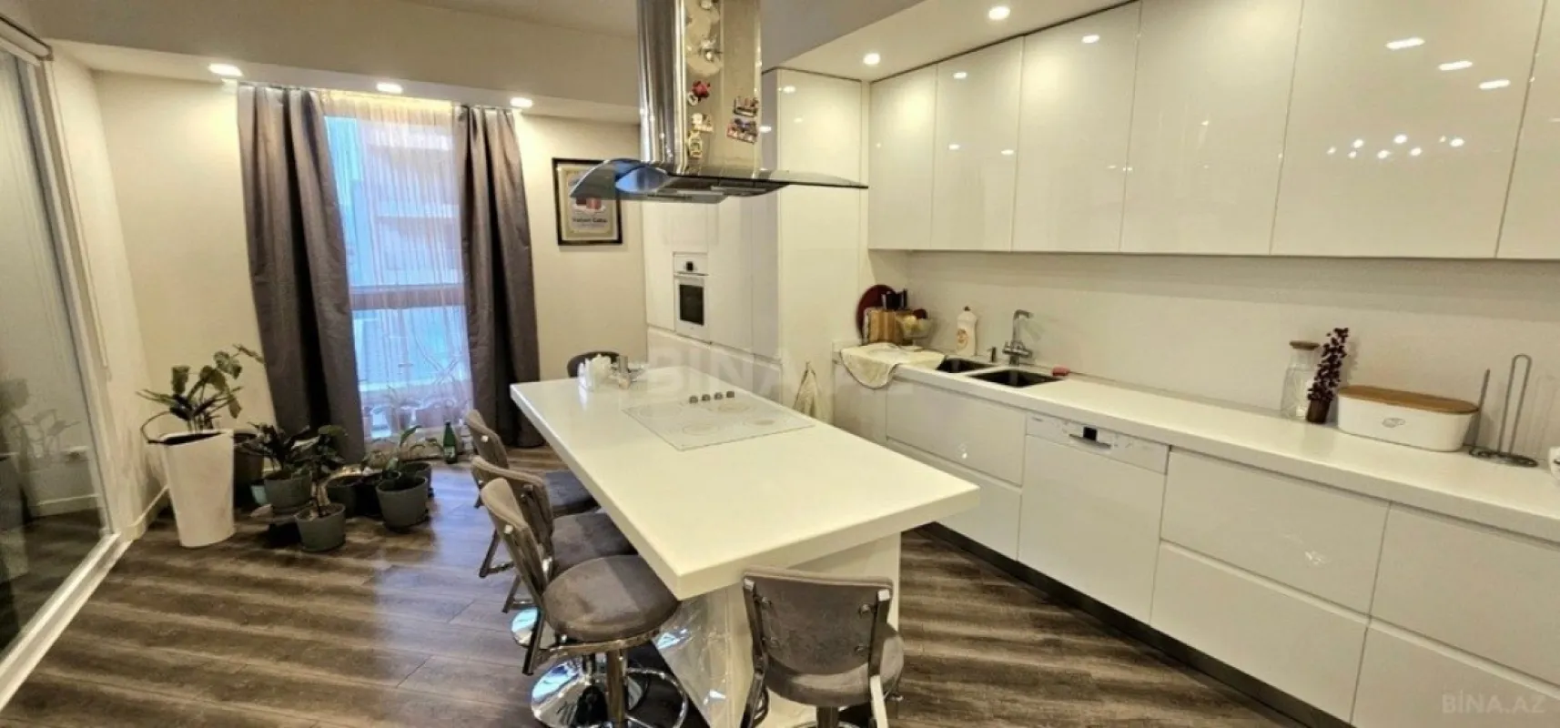 Satılır 4 otaqlı mənzil 193 m²