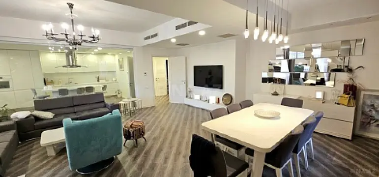 Satılır 4 otaqlı mənzil 193 m²