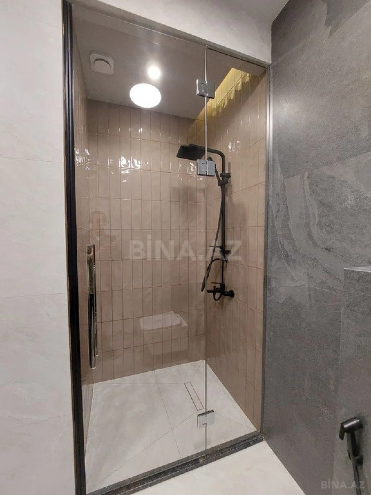 Satılır 3 otaqlı mənzil 148 m²