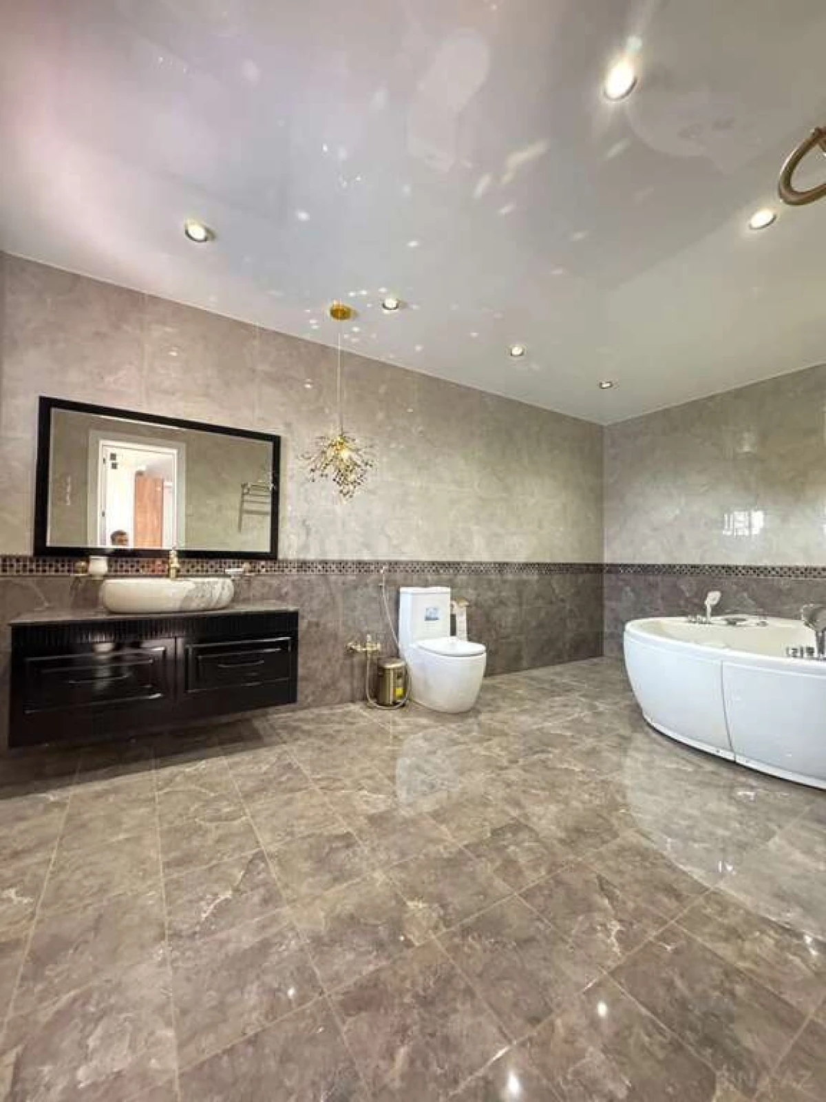 Satılır 5 otaqlı həyət evi 400 m²