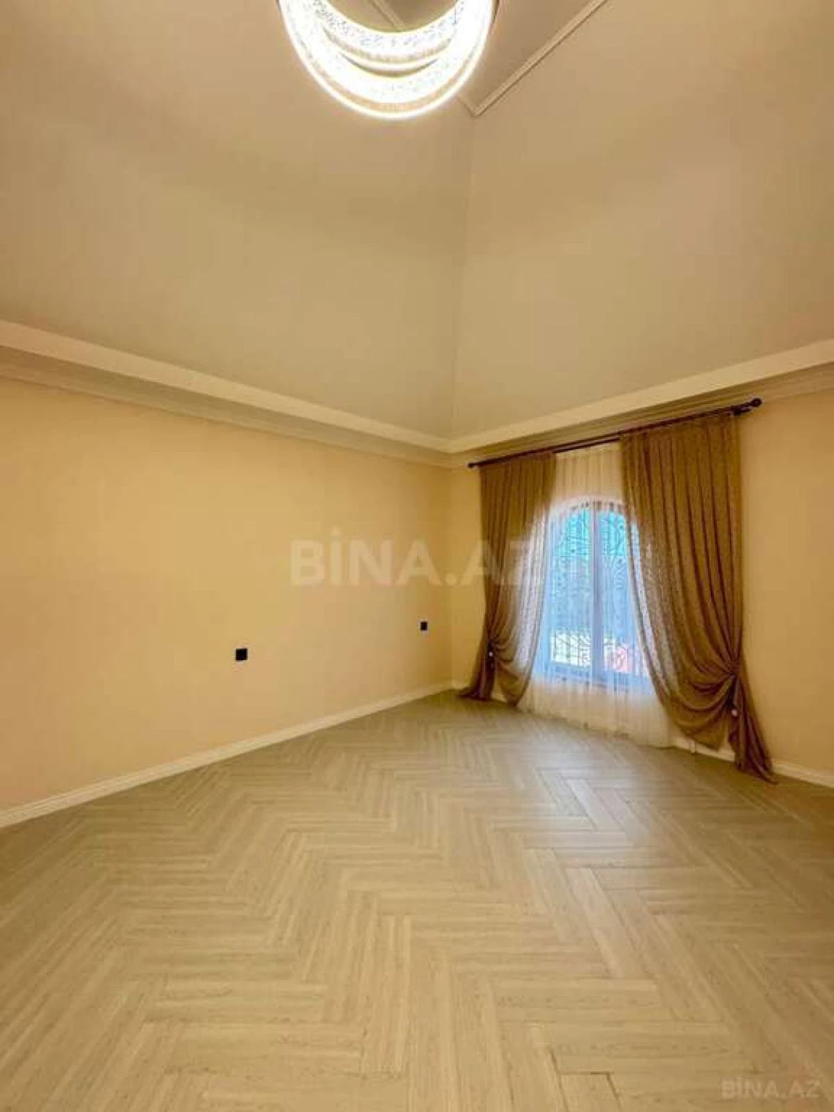 Satılır 5 otaqlı həyət evi 400 m²