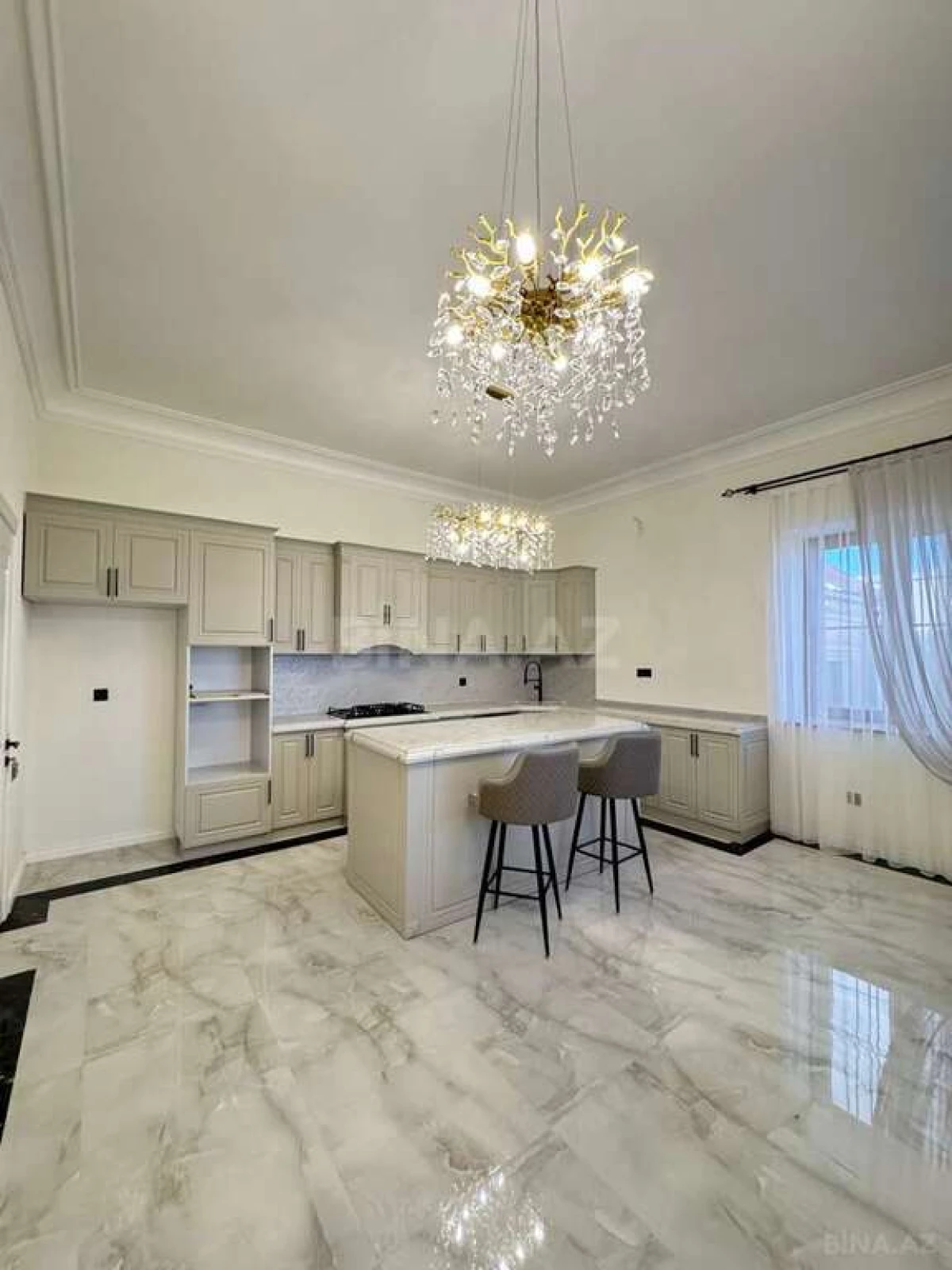 Satılır 5 otaqlı həyət evi 400 m²