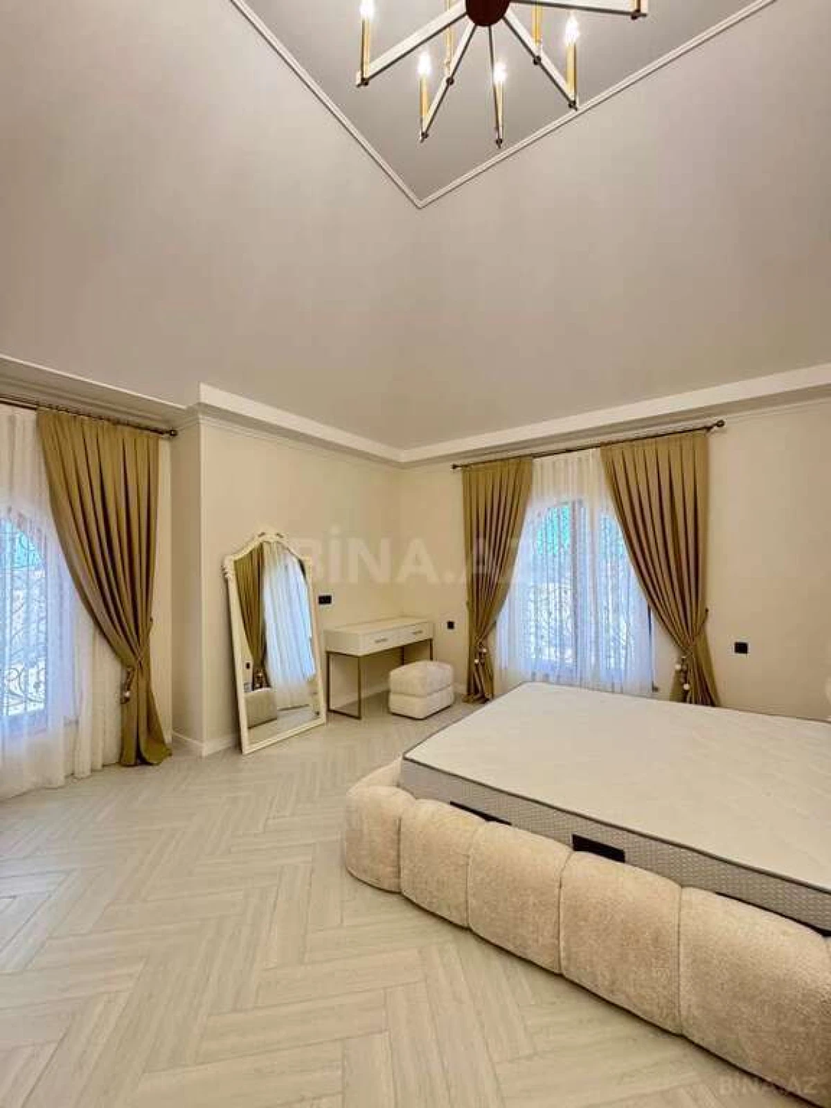 Satılır 5 otaqlı həyət evi 400 m²