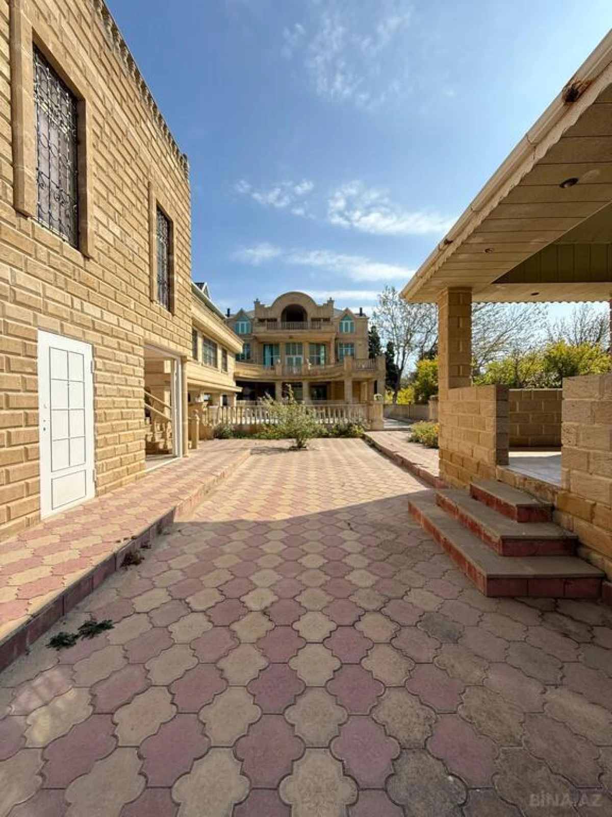 Satılır 15 otaqlı həyət evi 600 m²