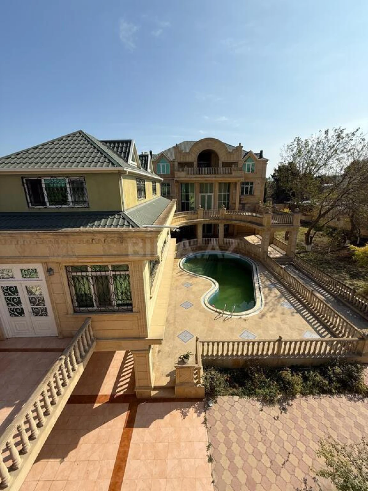 Satılır 15 otaqlı həyət evi 600 m²