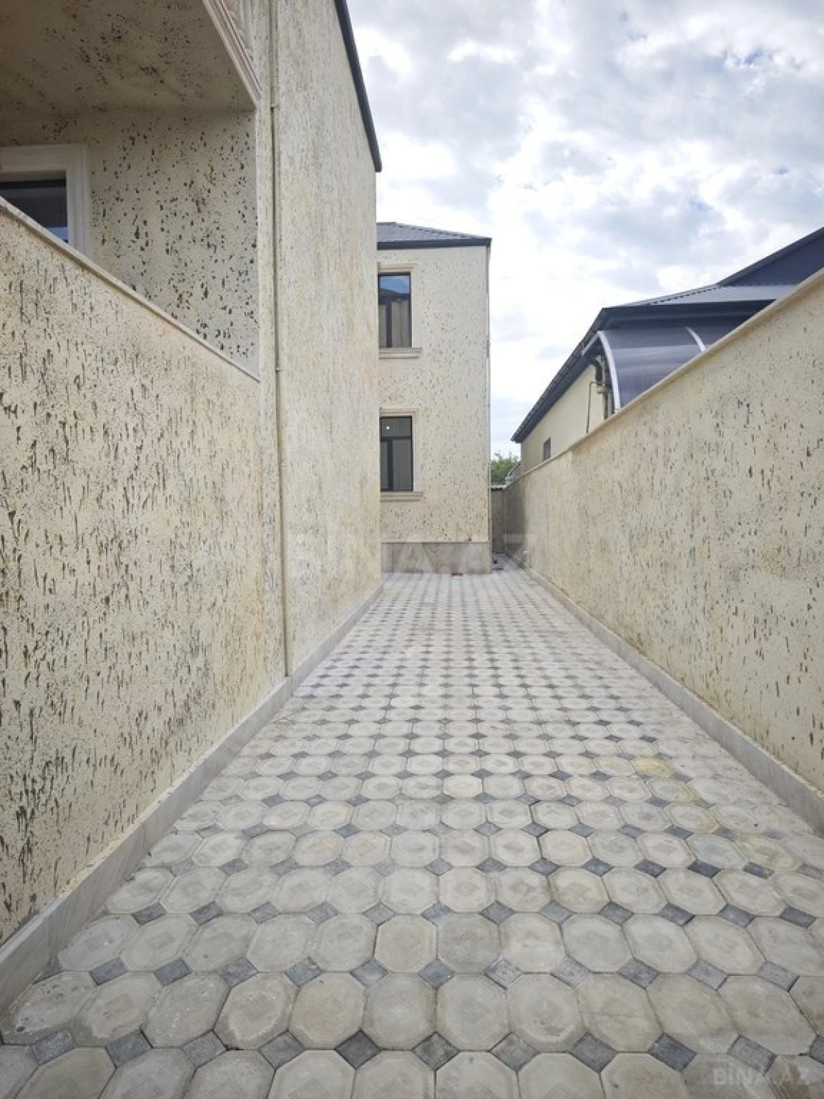 Satılır 5 otaqlı həyət evi 140 m²