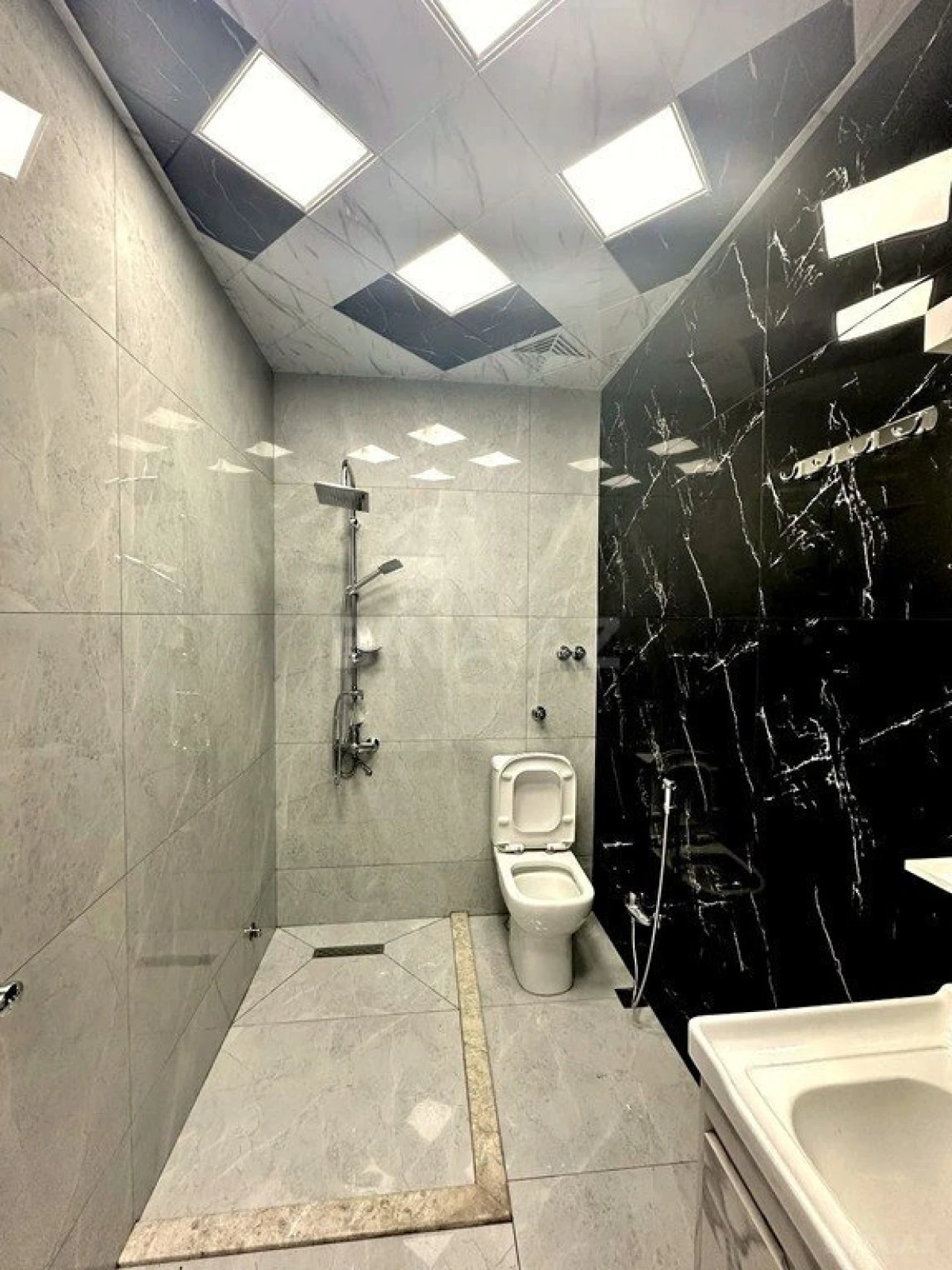 Satılır 4 otaqlı mənzil 186 m²