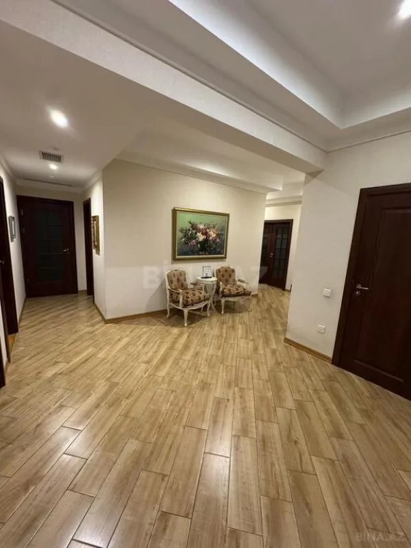 Satılır 4 otaqlı mənzil 186 m²