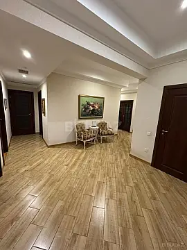 Satılır 4 otaqlı mənzil 186 m²