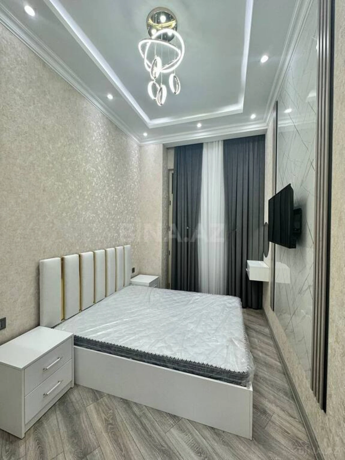 Satılır 4 otaqlı mənzil 186 m²