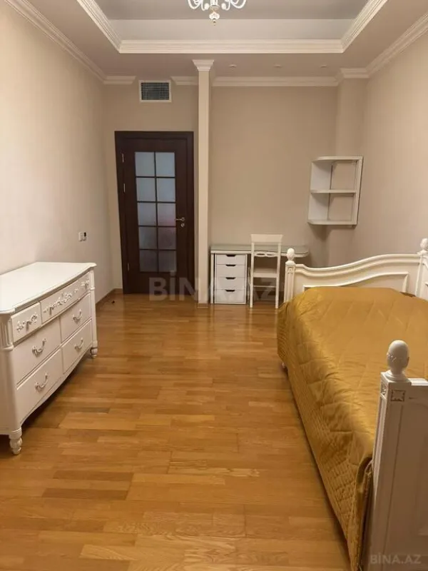 Satılır 4 otaqlı mənzil 186 m²