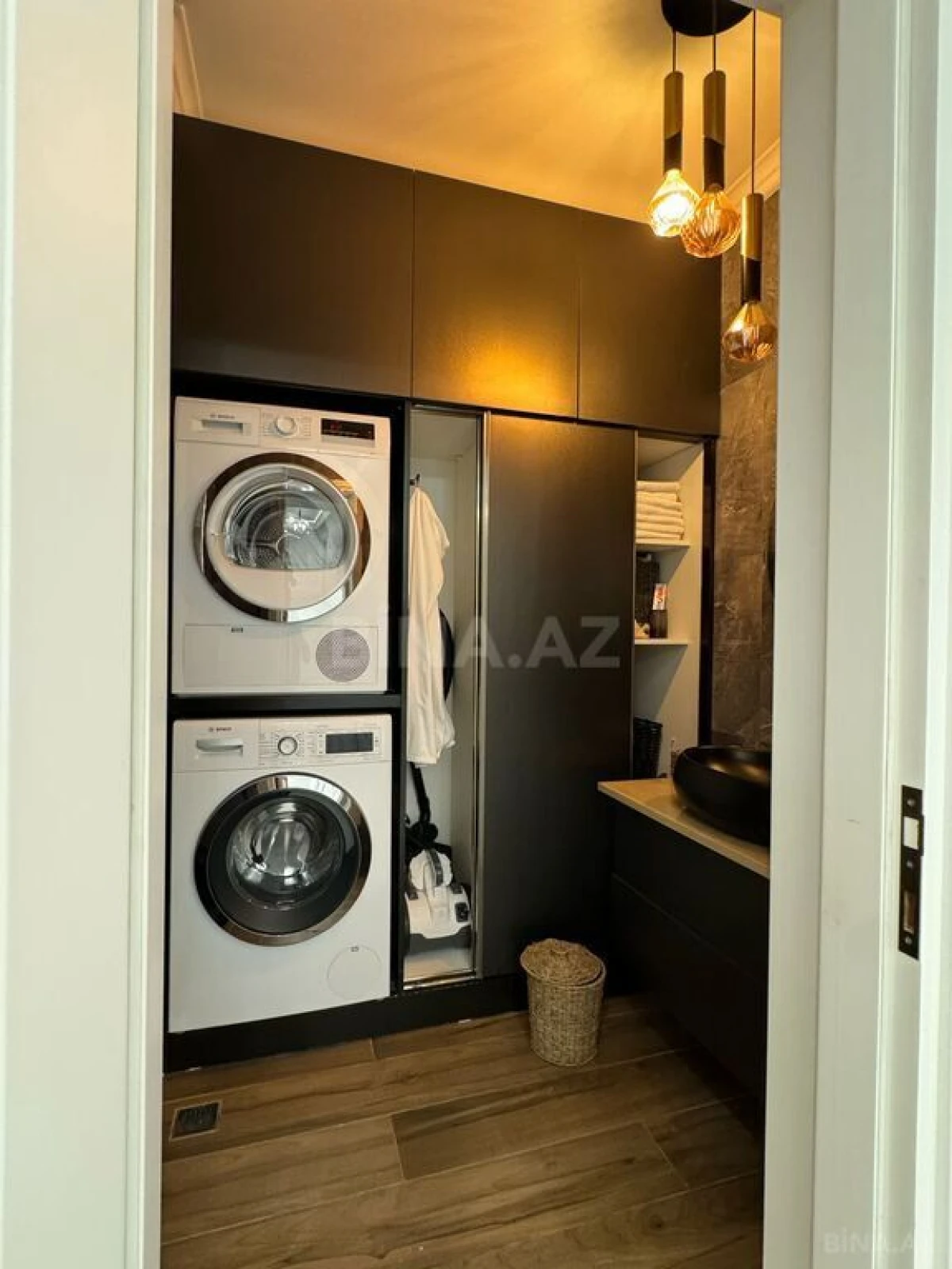 Satılır 3 otaqlı mənzil 141 m²