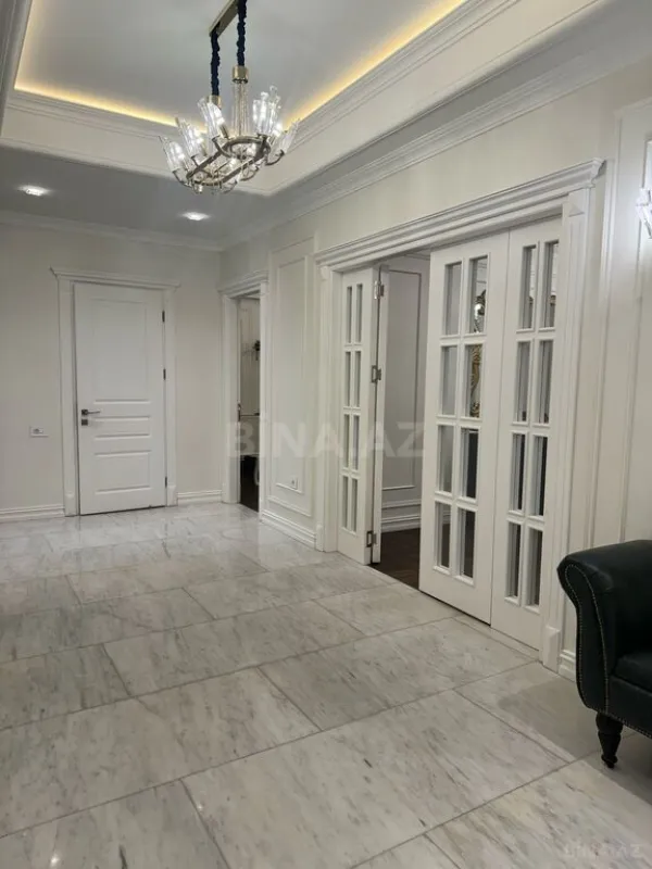 Satılır 3 otaqlı mənzil 141 m²