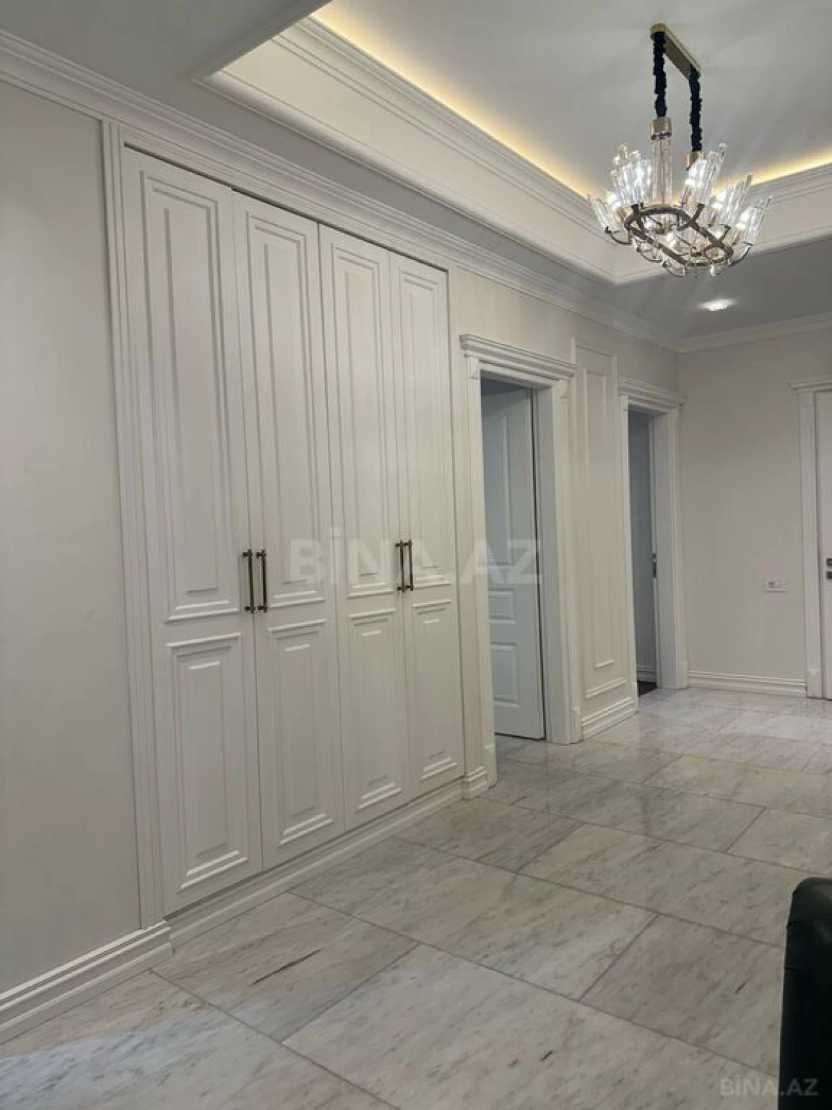 Satılır 3 otaqlı mənzil 141 m²