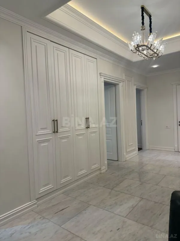 Satılır 3 otaqlı mənzil 141 m²