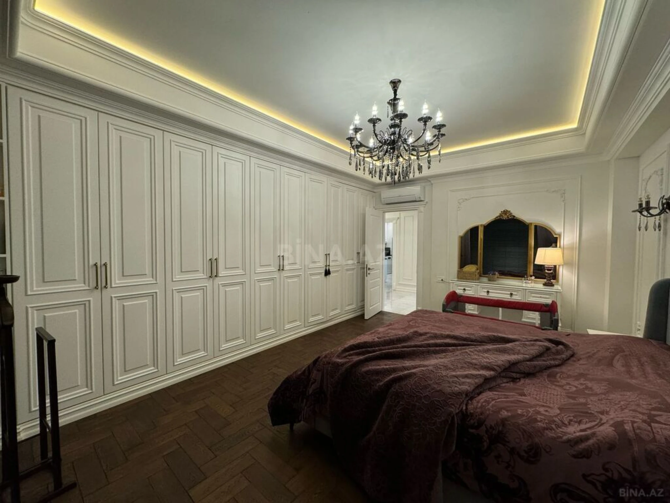 Satılır 3 otaqlı mənzil 141 m²