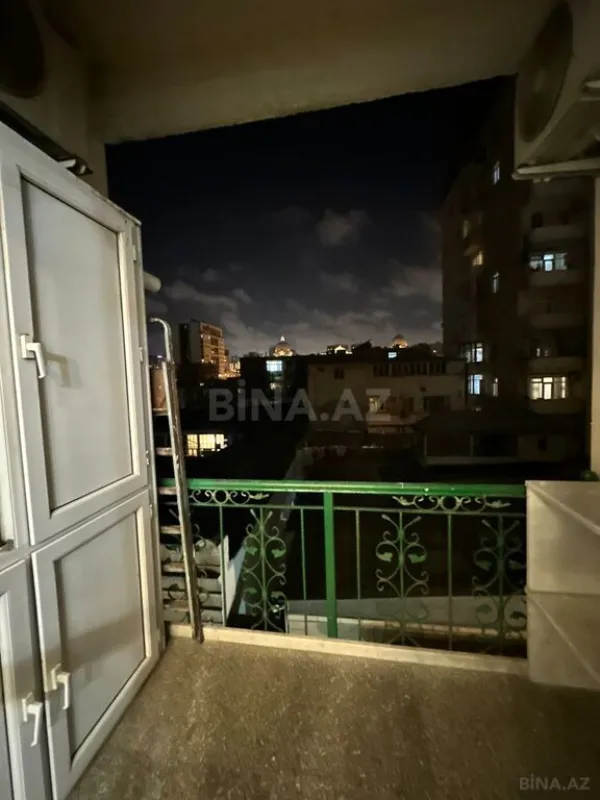 Satılır 4 otaqlı mənzil 176 m²
