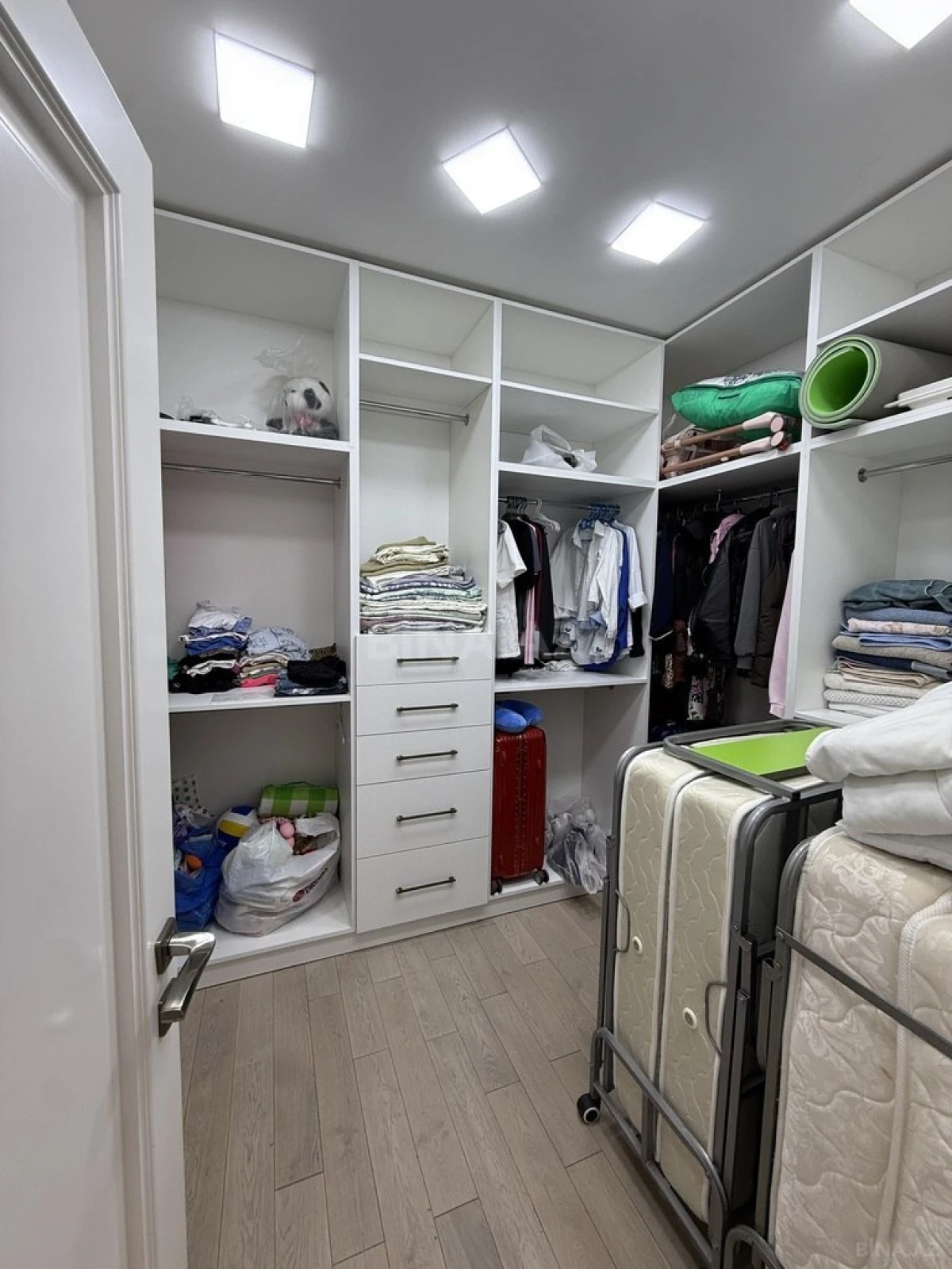 Satılır 3 otaqlı mənzil 140.6 m²