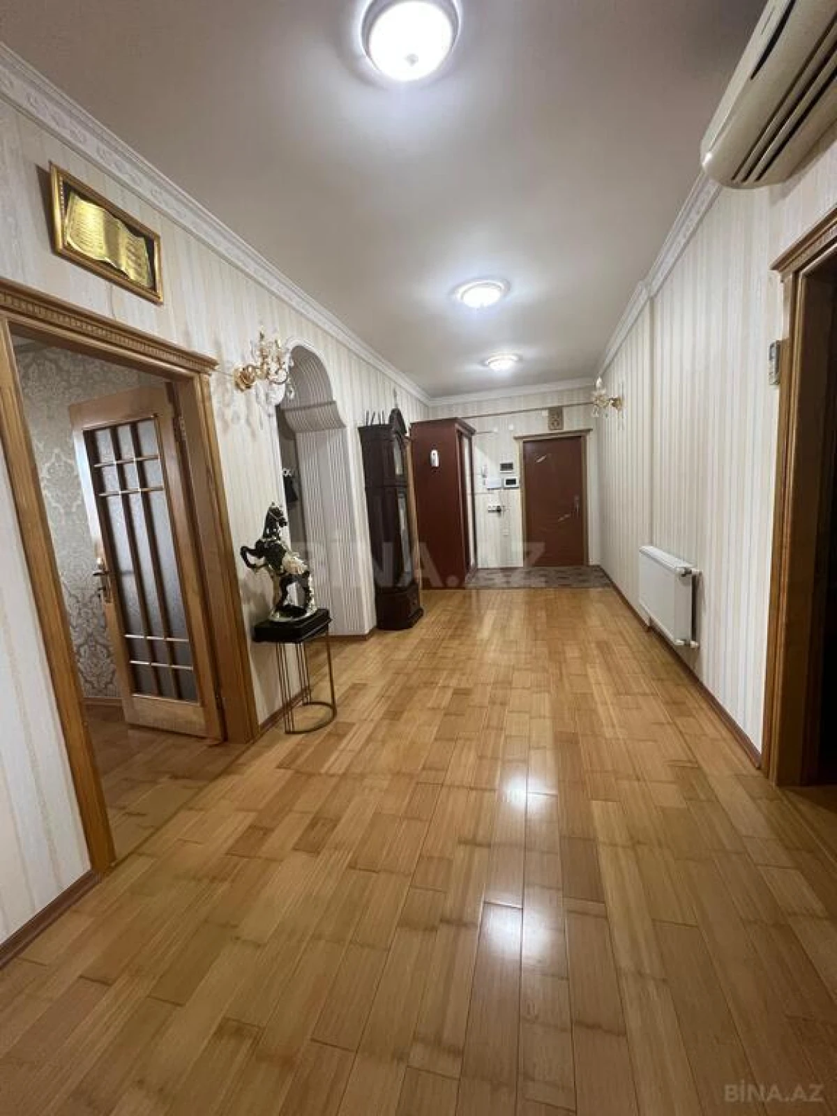 Satılır 4 otaqlı mənzil 136 m²