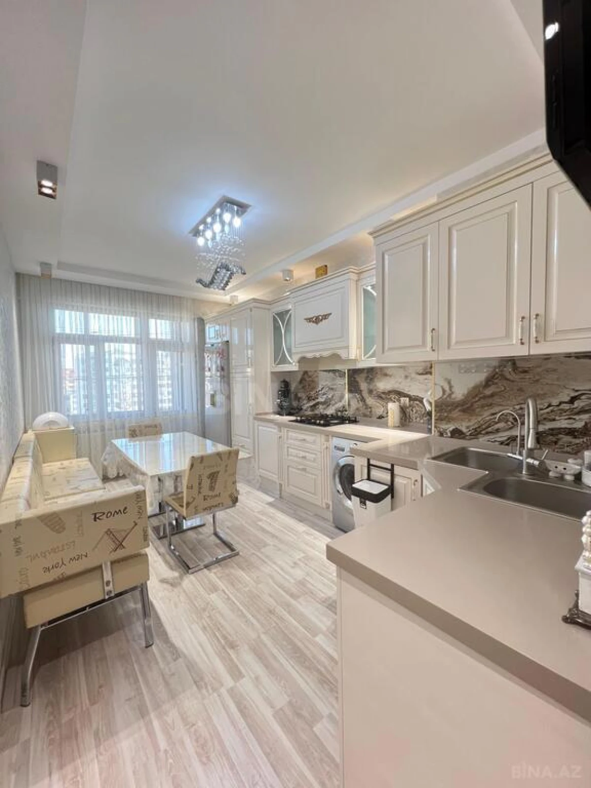 Satılır 4 otaqlı mənzil 136 m²