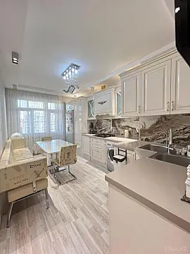 Satılır 4 otaqlı mənzil 136 m²