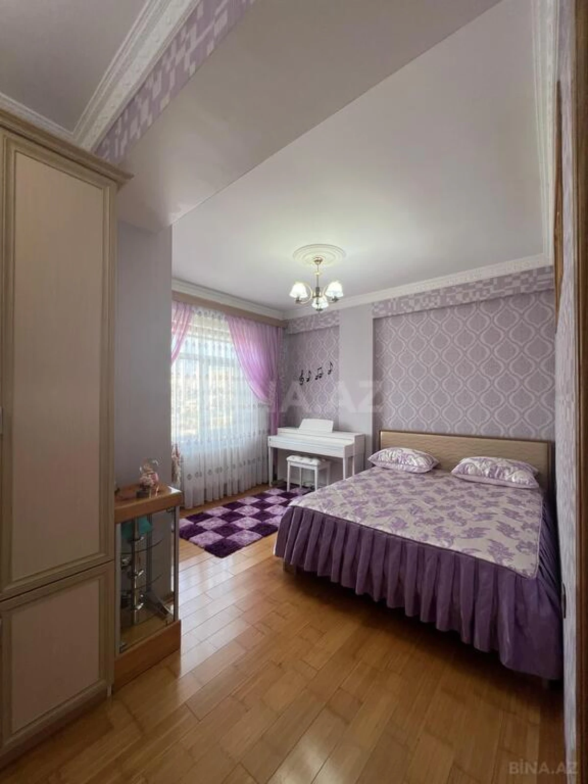 Satılır 4 otaqlı mənzil 136 m²