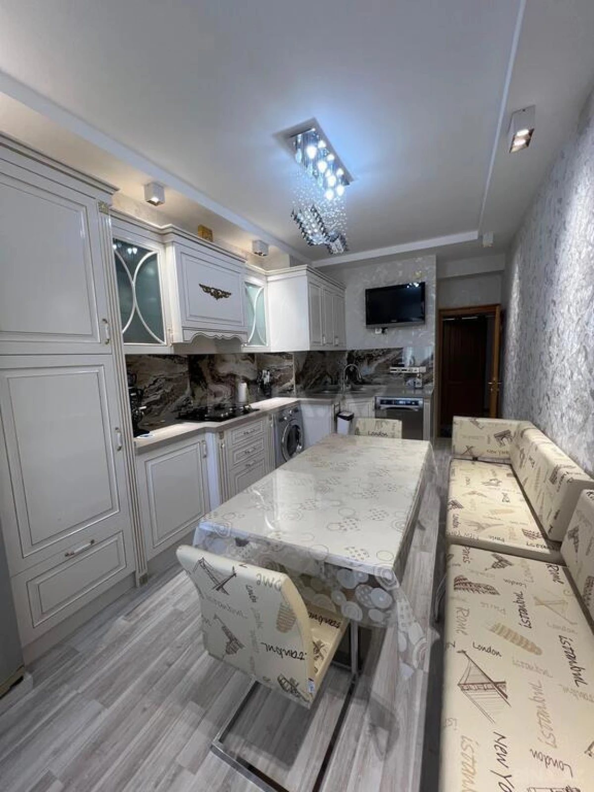 Satılır 4 otaqlı mənzil 136 m²
