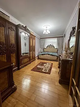 Satılır 4 otaqlı mənzil 136 m²