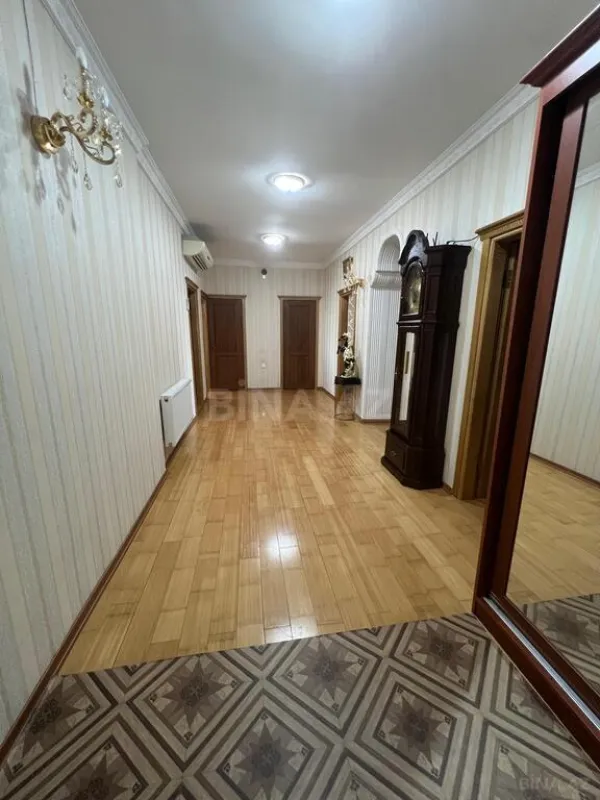 Satılır 4 otaqlı mənzil 136 m²
