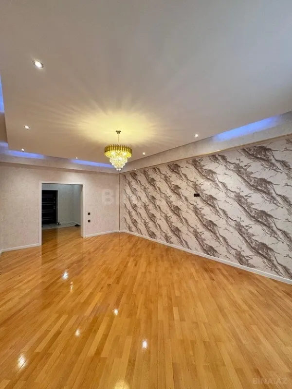 Satılır 3 otaqlı mənzil 135 m²