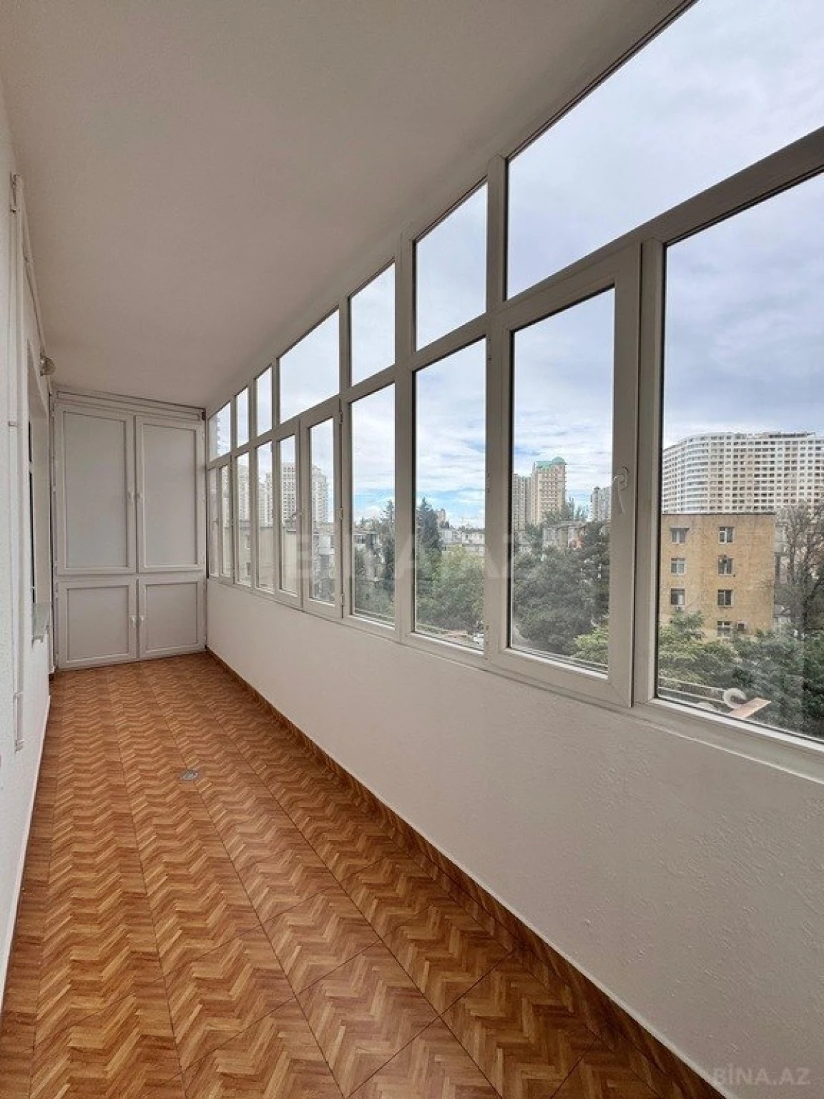 Satılır 3 otaqlı mənzil 135 m²